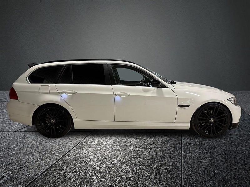 Begagnad BMW 330 Sport Line 245 HK (180 kW) 2010 Vit Kombi