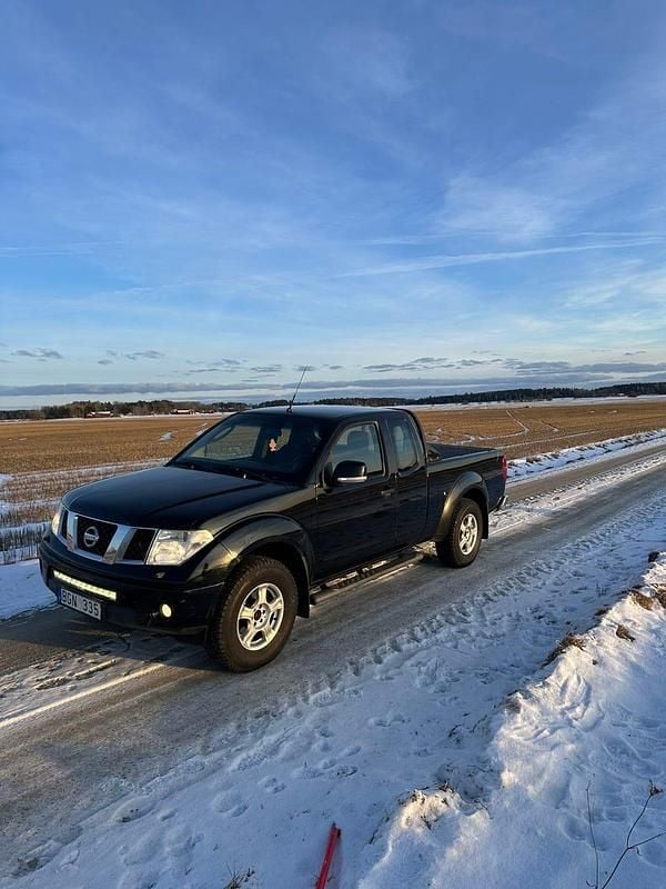Svart metallic Begagnad 2010 Nissan Navara Pickup | 74 000 kr (Bra pris) - Bild 1/4