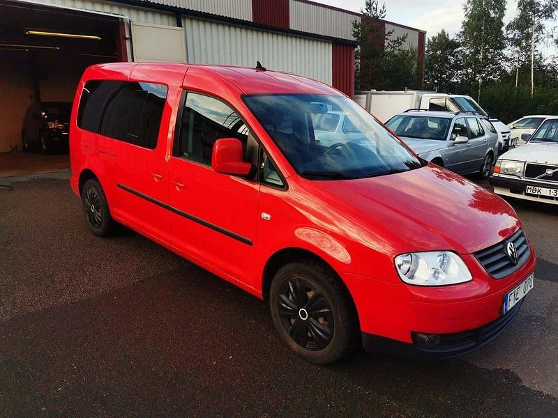 Röd Begagnad 2009 VW Caddy Maxi Minibuss | 72 000 kr (Lite dyr) - Bild 1/4