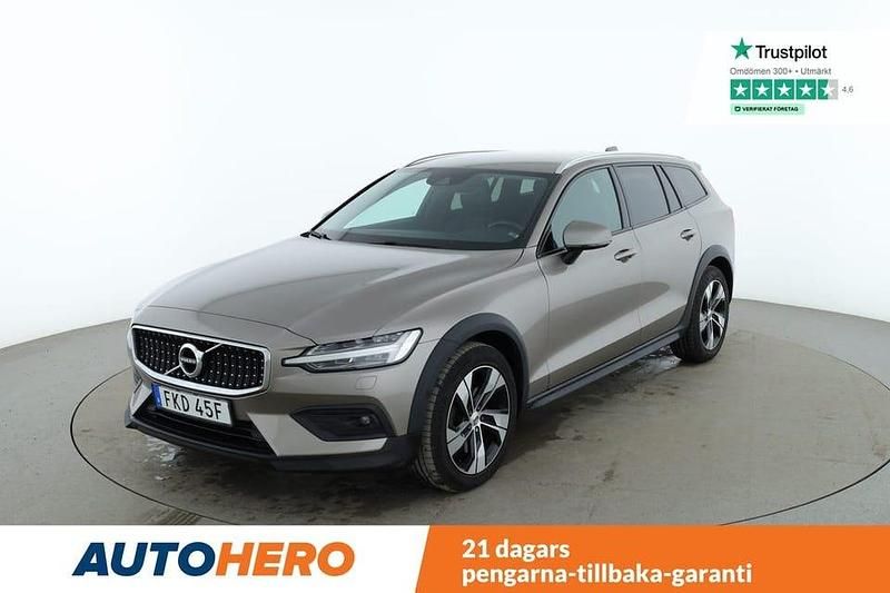 Grå Begagnad 2019 Volvo V60 CC Momentum Kombi | 263 000 kr (Lite dyr) - Bild 1/4