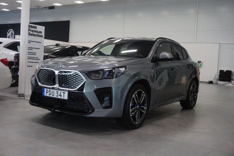 Grå/silver Begagnad 2024 BMW iX2 M Sport SUV | 618 100 kr (Marknadspris) - Bild 1/4