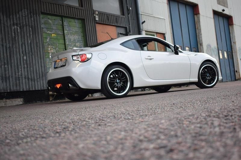 Vit Begagnad 2012 Toyota GT86 GT Sportkupé | 230 000 kr - Bild 1/4