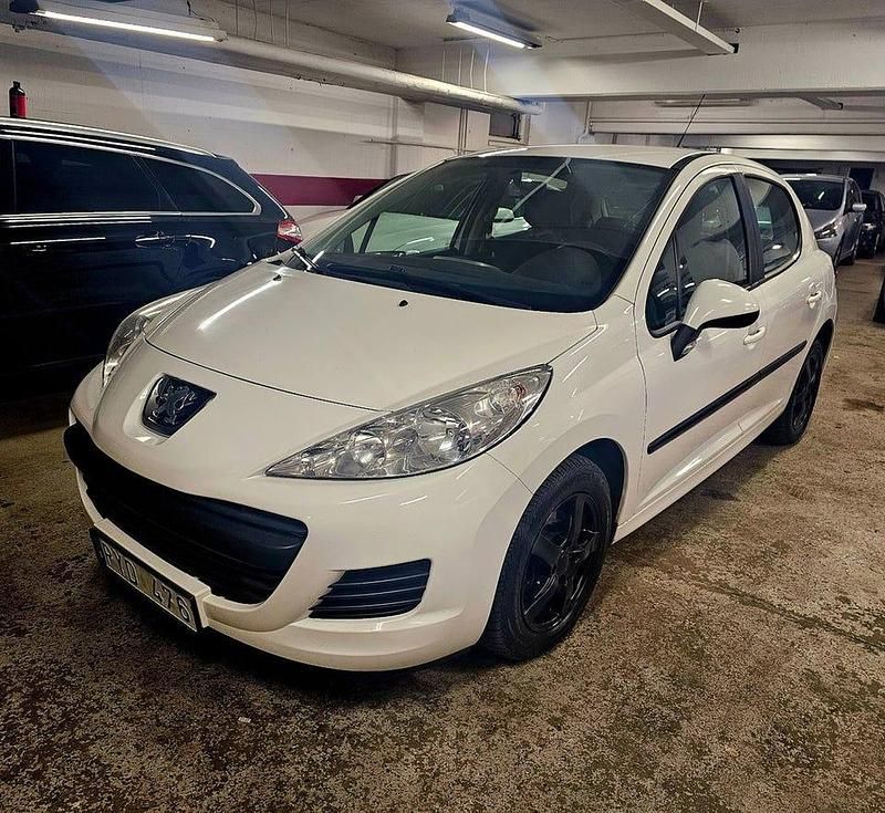 Vit Begagnad 2010 Peugeot 207 Halvkombi | 34 900 kr (Marknadspris) - Bild 1/4