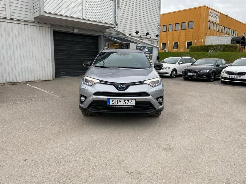 Silver Begagnad 2018 Toyota RAV4 Hybrid Edition SUV | 154 900 kr (Marknadspris) - Bild 1/4