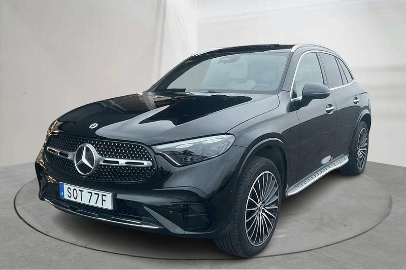 Svart Begagnad 2025 Mercedes GLC300 AMG line | 799 000 kr - Bild 1/4