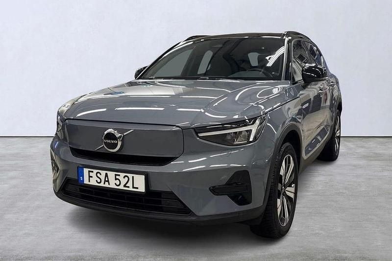 Grå Begagnad 2022 Volvo XC40 Core SUV | 309 900 kr (Marknadspris) - Bild 1/4