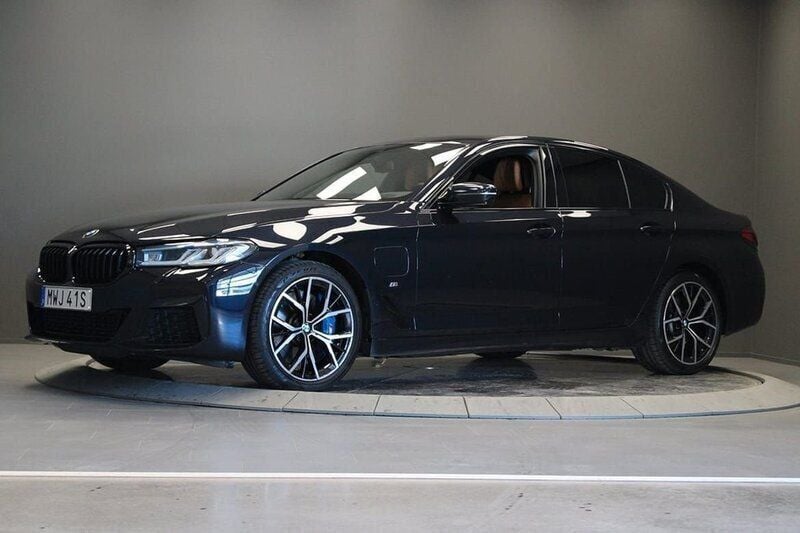 Svart Begagnad 2020 BMW 545e M Sport Sedan | 539 000 kr (Marknadspris) - Bild 1/4