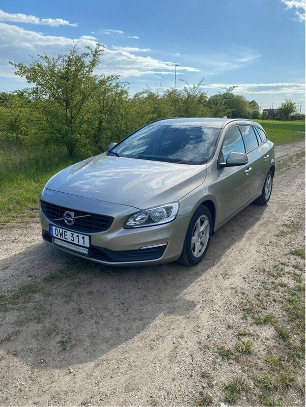 Brun Begagnad 2016 Volvo V60 Kinetic Kombi | 95 000 kr (Superpris) - Bild 1/4