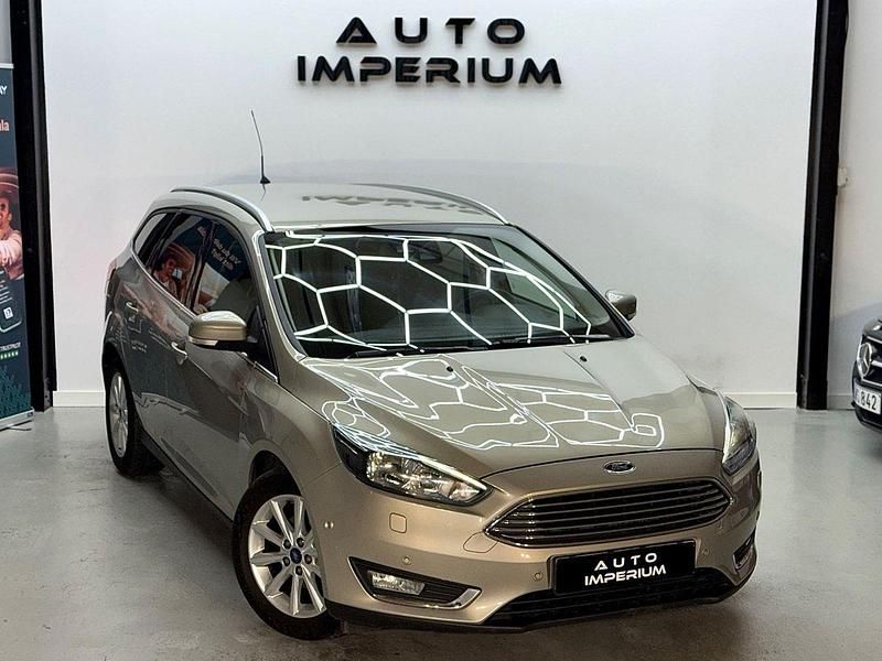 Grå Begagnad 2014 Ford Focus Titanium Kombi | 89 900 kr (Marknadspris) - Bild 1/4