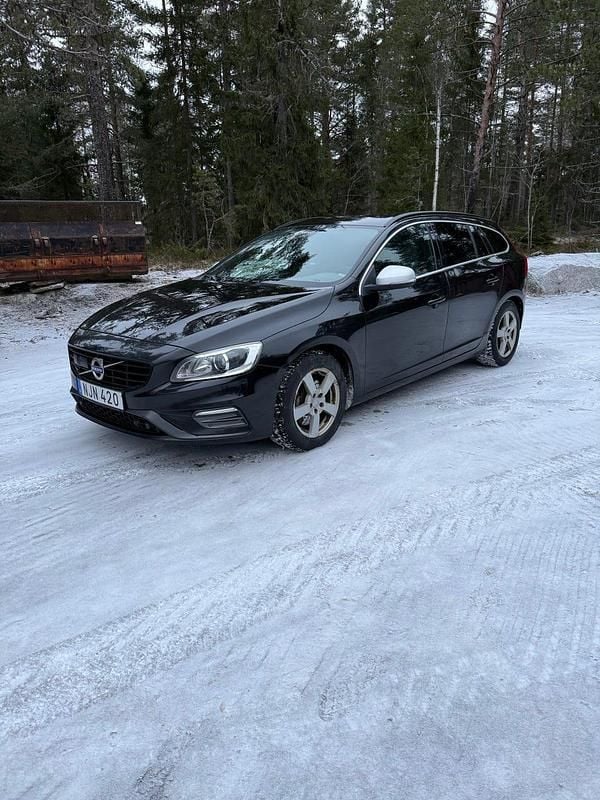Begagnad 2017 Volvo V60 R-Design Kombi | 150 000 kr (Marknadspris) - Bild 1/4