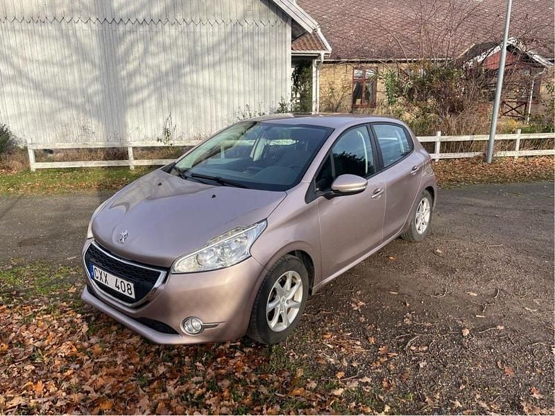 Grå Begagnad 2012 Peugeot 208 Halvkombi | 50 000 kr (Bra pris) - Bild 1/4