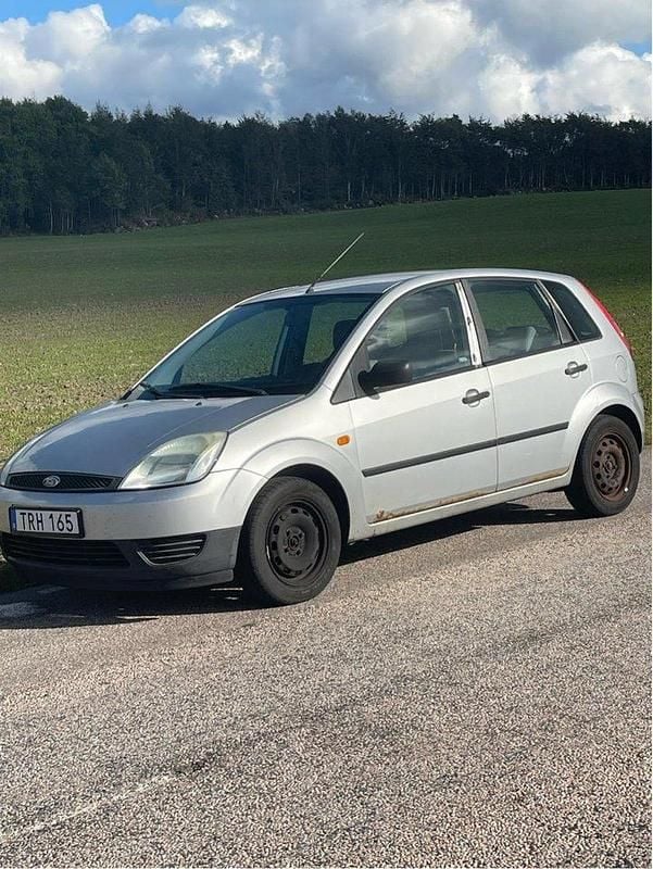 Grå Begagnad 2003 Ford Fiesta Halvkombi | 8 000 kr (Bra pris) - Bild 1/4