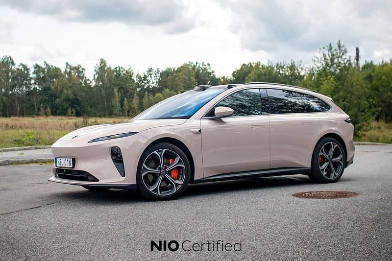 Ljusbrun Begagnad 2023 Nio ET5 Sedan | 349 900 kr - Bild 1/4