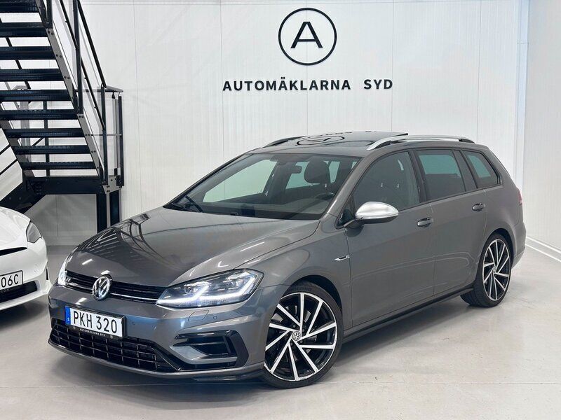Mörkgrå (grå) Begagnad 2017 VW Golf VII R Kombi | 299 900 kr - Bild 1/4