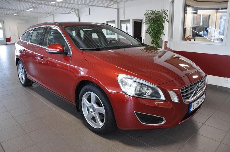 Röd Begagnad 2011 Volvo V60 Momentum Kombi | 107 500 kr (Lite dyr) - Bild 1/4