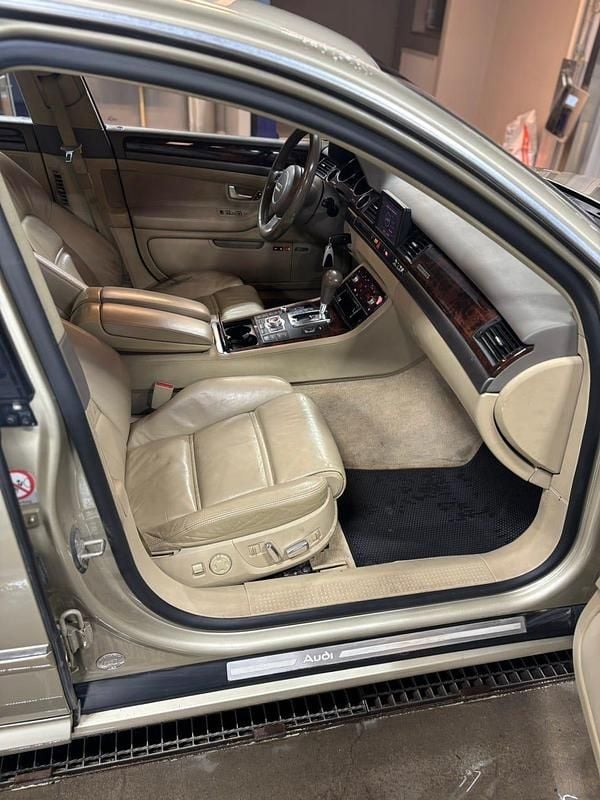 Begagnad Audi A8 335 HK (246 kW) 2003 Sandbeige Sedan