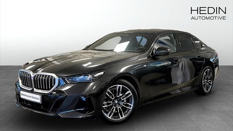 Begagnad 2025 BMW 520 M Sport Sedan | 455 760 kr - Bild 1/4