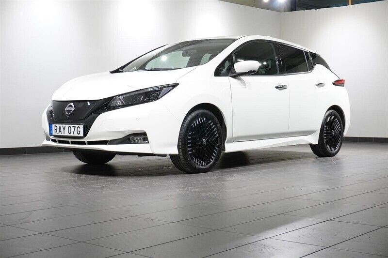 Vit Begagnad 2023 Nissan Leaf 360º Halvkombi | 208 800 kr (Lite dyr) - Bild 1/4