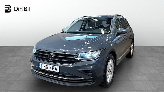 Grå (dolphin grey metallic) Begagnad 2022 VW Tiguan Life SUV | 299 900 kr (Marknadspris) - Bild 1/4