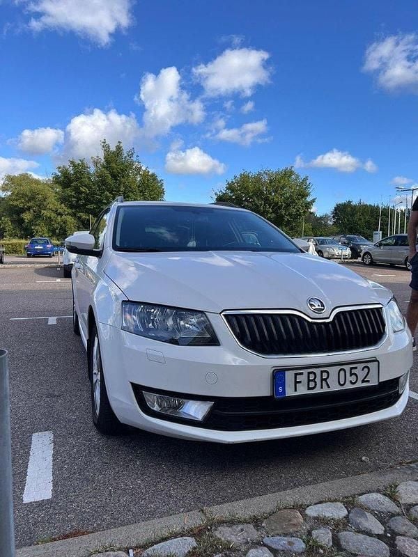 Vit Begagnad 2015 Skoda Octavia Ambition Kombi | 71 999 kr (Marknadspris) - Bild 1/4