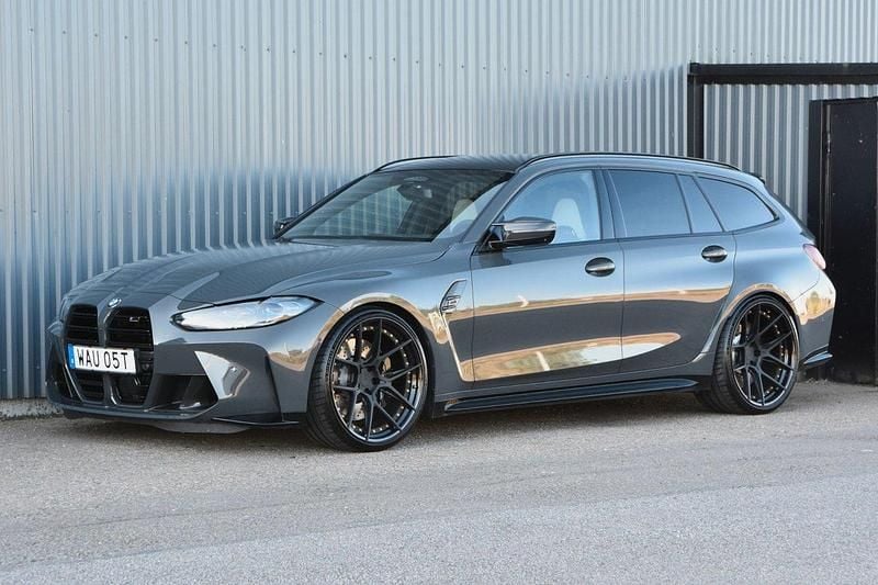Grå Begagnad 2023 BMW M3 Competition Edition Kombi | 1 099 900 kr (Dyr) - Bild 1/4