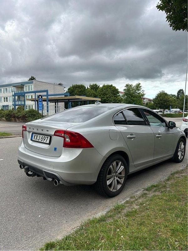 Grå Begagnad 2011 Volvo S60 Summum Sedan | 62 500 kr (Marknadspris) - Bild 1/4