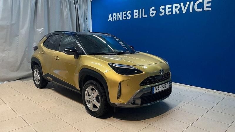 Gul Begagnad 2023 Toyota Yaris Hybrid SUV | 289 902 kr (Marknadspris) - Bild 1/4