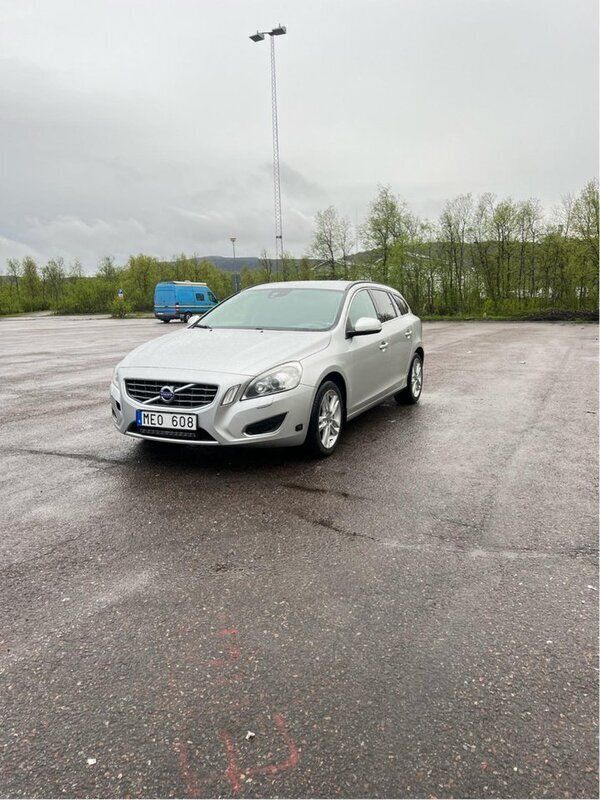 Grå Begagnad 2012 Volvo V60 Momentum Kombi | 90 000 kr (Superpris) - Bild 1/4