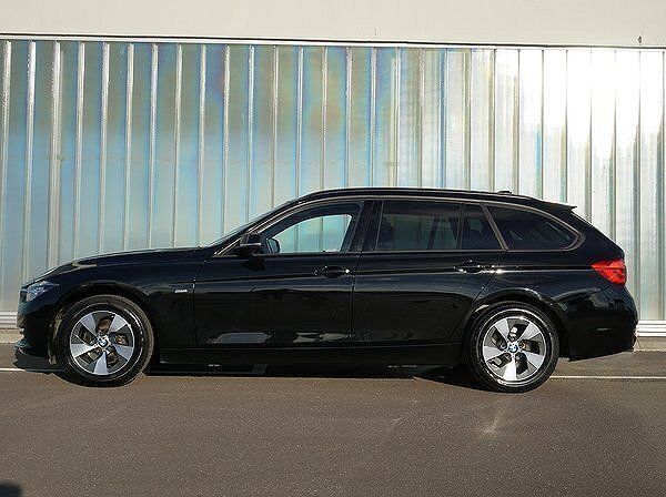 Svart Begagnad 2017 BMW 320 Sport Line Kombi | 239 900 kr - Bild 1/4