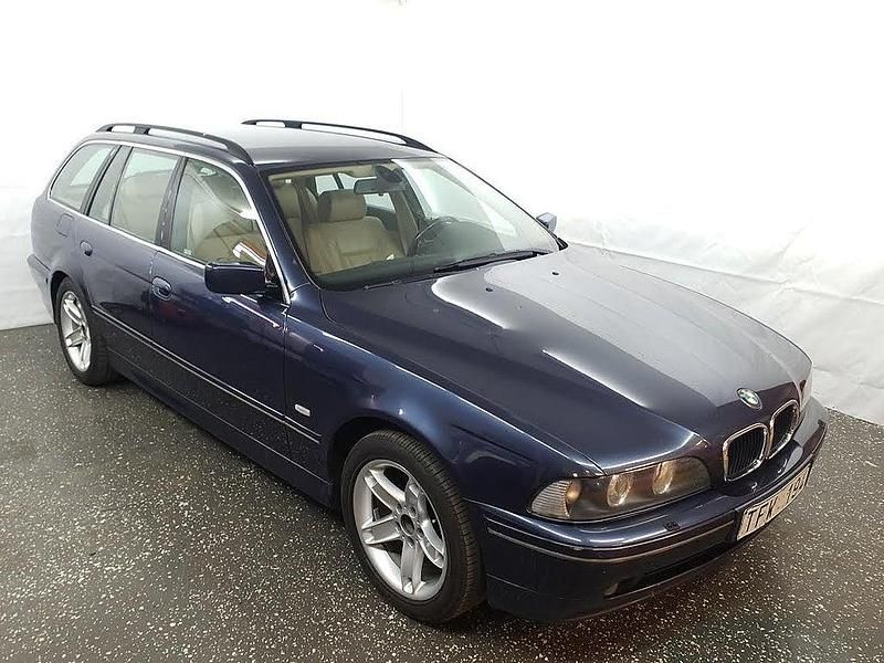 Mörkblå Begagnad 2002 BMW 525 Kombi | 19 900 kr - Bild 1/4