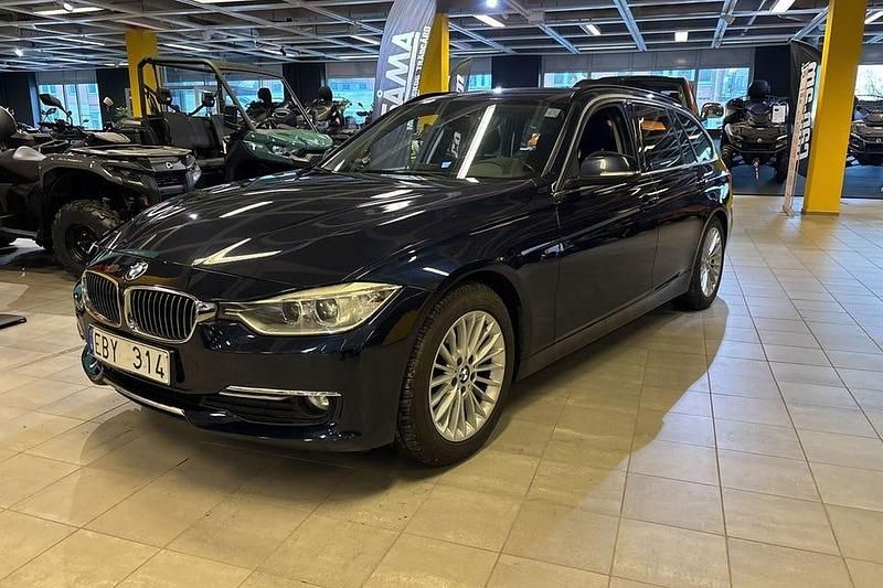Blå Begagnad 2012 BMW 318 Luxury Line Kombi | 144 900 kr (Lite dyr) - Bild 1/4