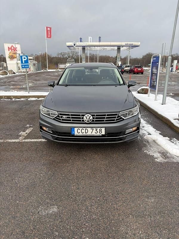 Grå Begagnad 2017 VW Passat Kombi | 189 000 kr (Marknadspris) - Bild 1/4