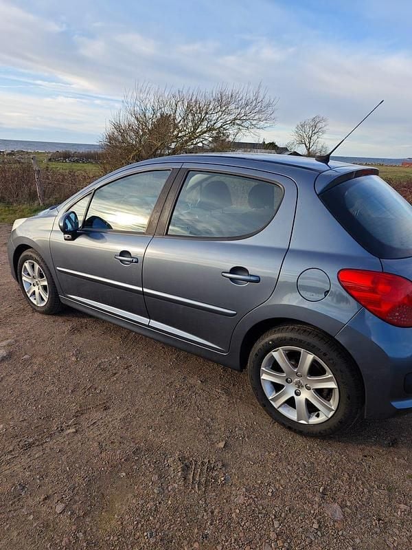 Ljusblå metallic Begagnad 2007 Peugeot 207 Halvkombi | 29 900 kr (Marknadspris) - Bild 1/4