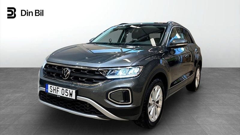 Grå Begagnad 2024 VW T-Roc Life SUV | 329 900 kr (Dyr) - Bild 1/4