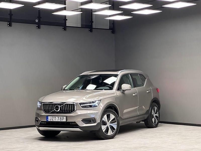 Grå Begagnad 2021 Volvo XC40 Inscription SUV | 319 900 kr (Marknadspris) - Bild 1/3