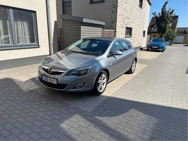 Grå Begagnad 2011 Opel Astra Enjoy Halvkombi | 35 000 kr (Bra pris) - Bild 1/4