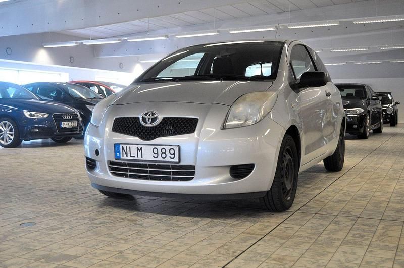 Silver Begagnad 2006 Toyota Yaris Halvkombi | 33 899 kr (Lite dyr) - Bild 1/4