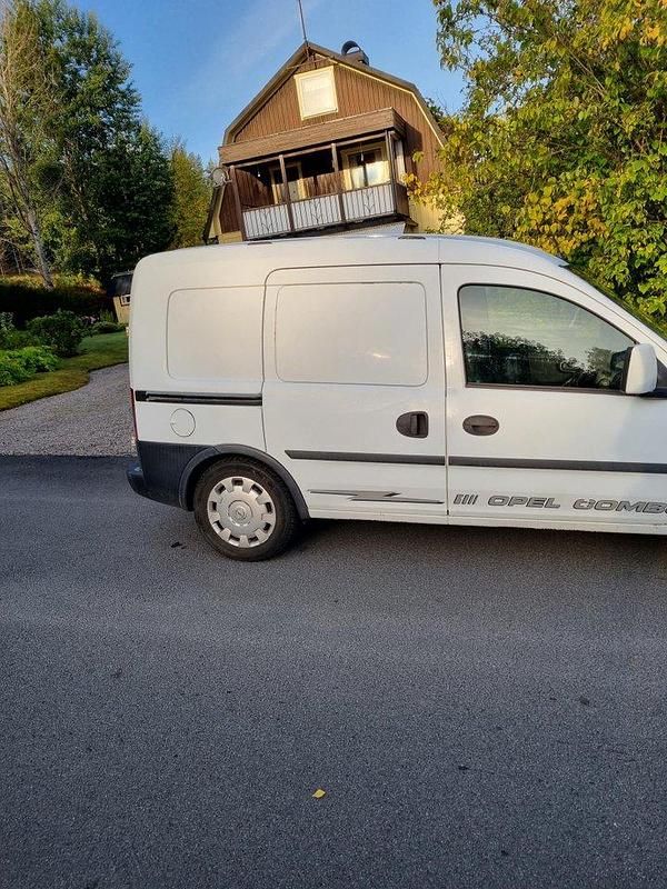 Vit Begagnad 2006 Opel Combo Minibuss | 23 000 kr (Marknadspris) - Bild 1/3