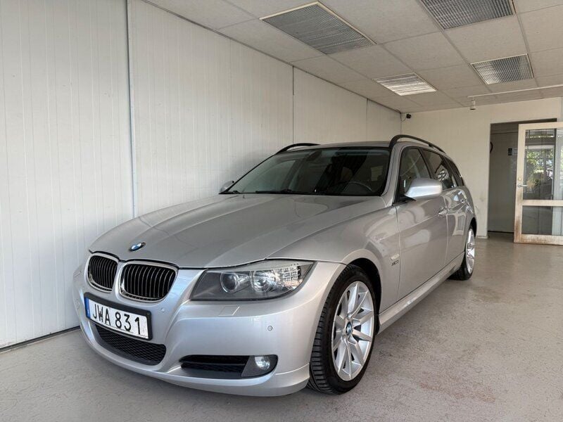 Ljusgrå Begagnad 2009 BMW 330 Kombi | 99 900 kr (Bra pris) - Bild 1/4