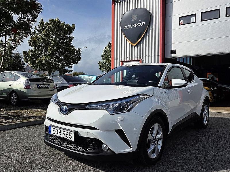 Vit Begagnad 2018 Toyota C-HR Active SUV | 199 900 kr (Dyr) - Bild 1/4