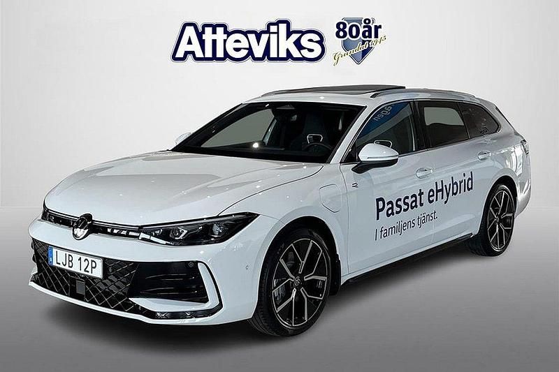 Vit Ny 2025 VW Passat R-line Edition Kombi | 556 400 kr (Marknadspris) - Bild 1/4