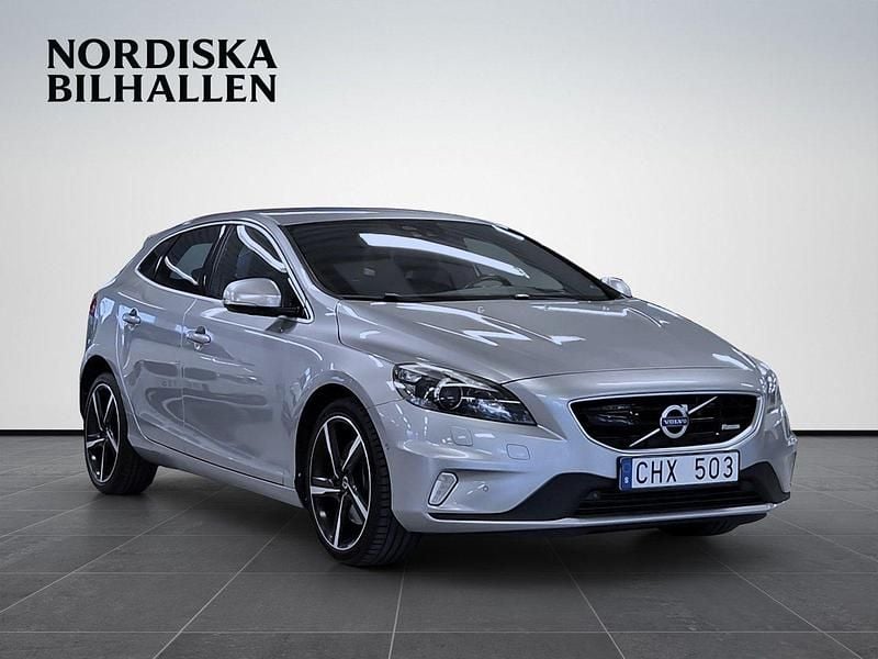Silver Begagnad 2013 Volvo V40 R-Design Kombi | 135 795 kr (Marknadspris) - Bild 1/4