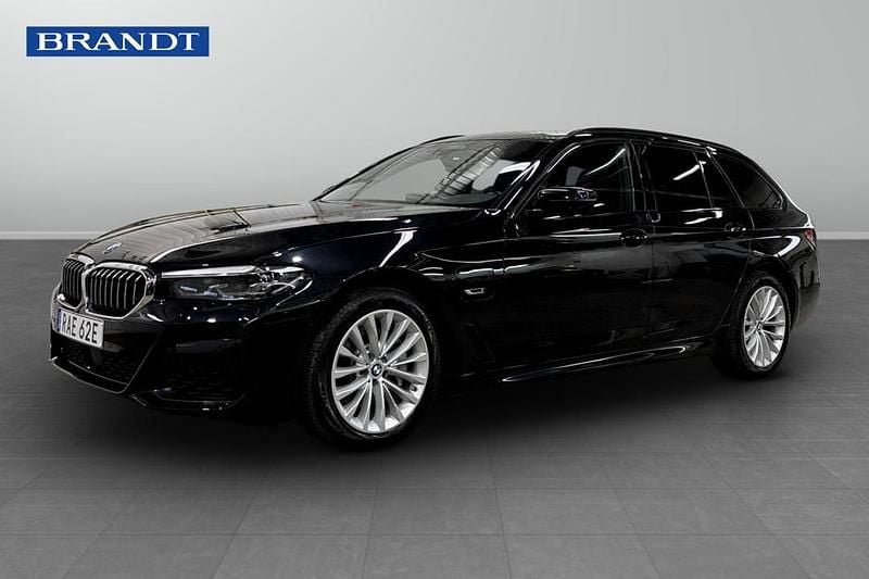 Begagnad BMW 530e Shadowline 2023 Svart Kombi