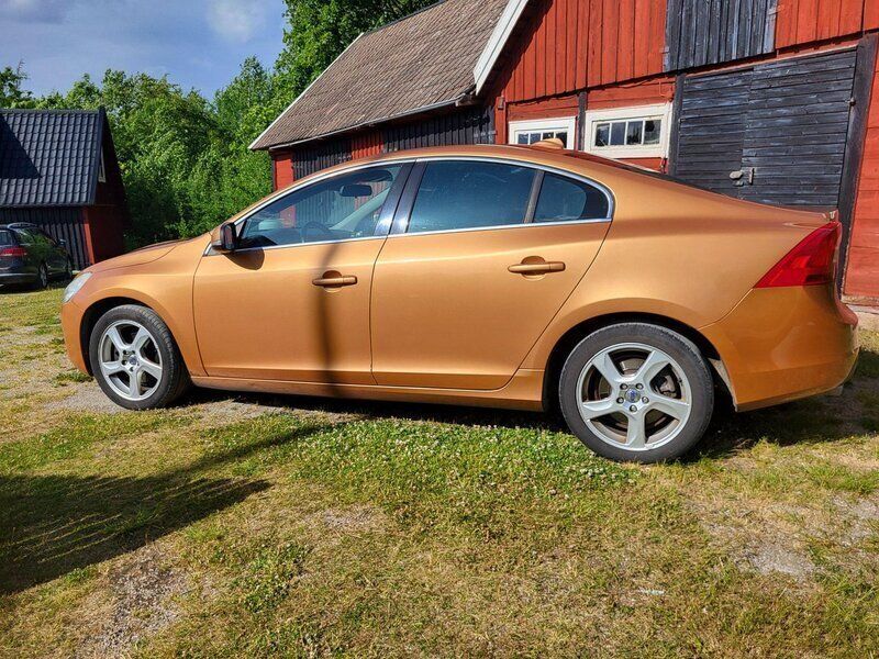 Brun Begagnad 2011 Volvo S60 Sedan | 50 000 kr (Marknadspris) - Bild 1/4