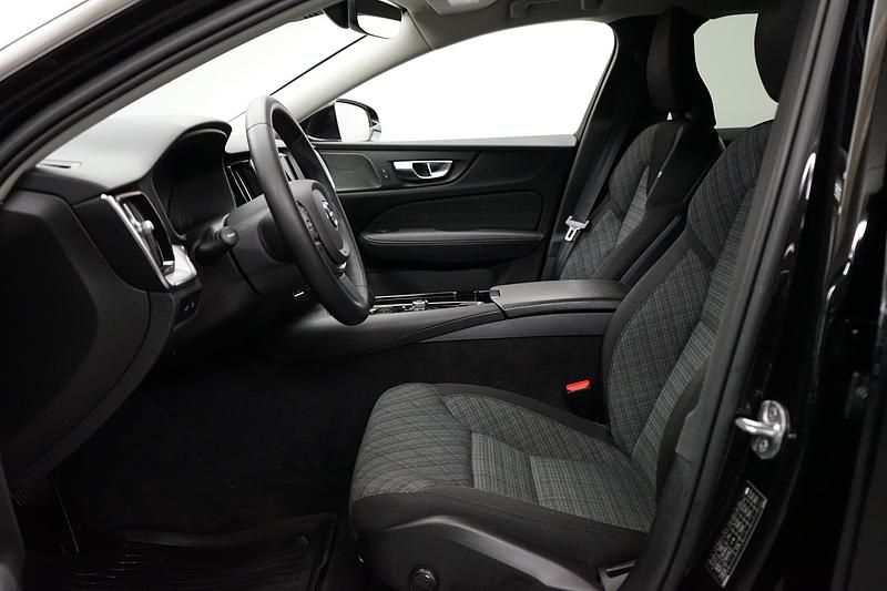 Begagnad Volvo V60 Core 253 HK (186 kW) 2022 Svart Kombi
