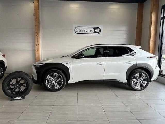Vit Begagnad 2024 Subaru Solterra SUV | 479 000 kr (Marknadspris) - Bild 1/4