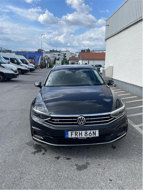Grå Begagnad 2020 VW Passat GTE Kombi | 229 000 kr (Marknadspris) - Bild 1/4