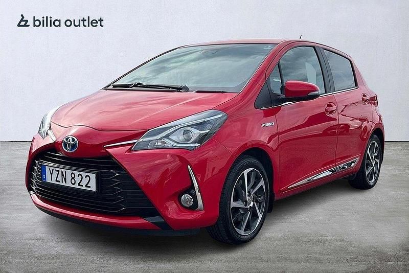 Röd Begagnad 2017 Toyota Yaris Hybrid Executive Halvkombi | 154 900 kr (Marknadspris) - Bild 1/3