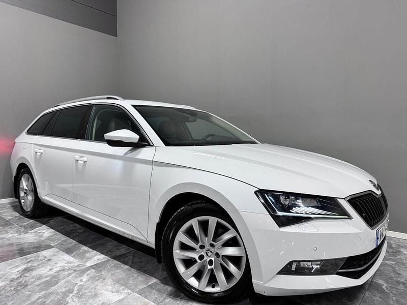 Vit Begagnad 2016 Skoda Superb Kombi | 109 900 kr (Marknadspris) - Bild 1/4