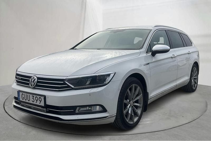 Vit Begagnad 2016 VW Passat GT Sedan | 123 000 kr (Bra pris) - Bild 1/4